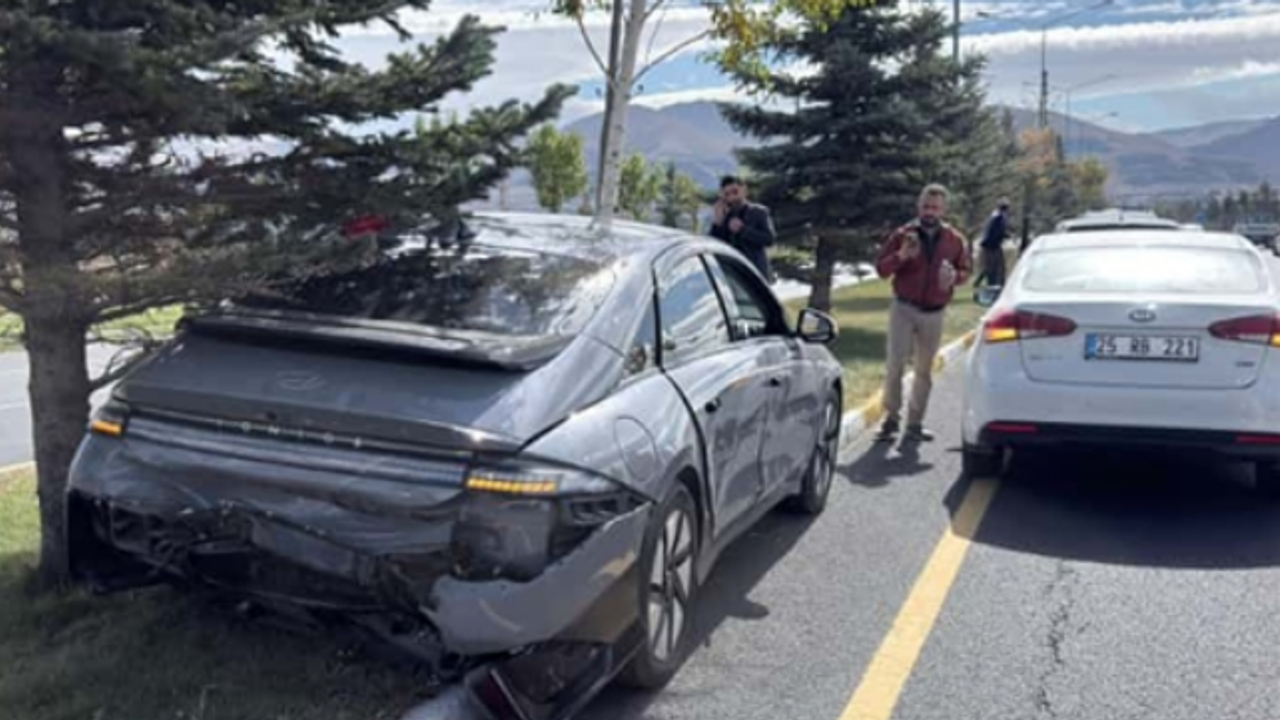 Anahtar Parti konvoyu Erzurum’da kaza yaptı