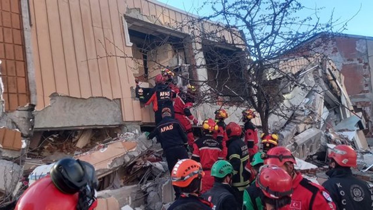 Kocaeli’de 7 Katlı Bina Çöktü