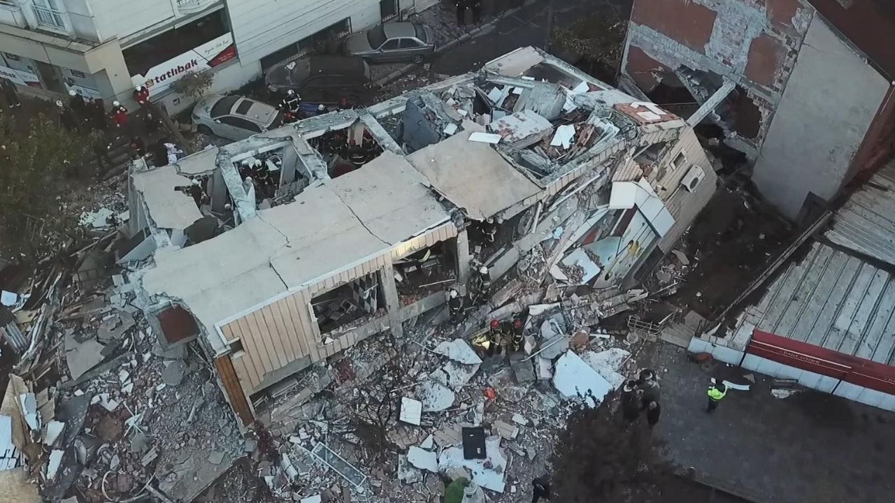 Gebze’de çöken bina enkazdan bir çocuğun cansız bedeni çıkarıldı