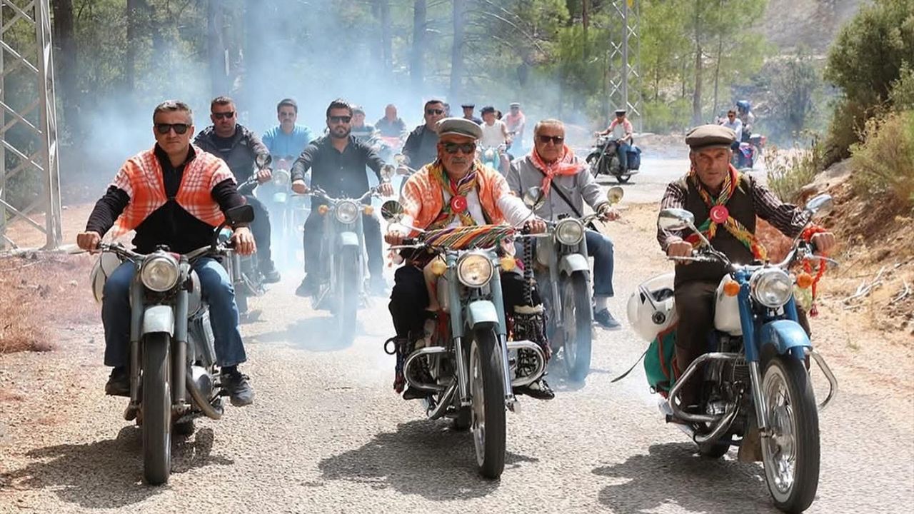 Kaş’ta klasik motosiklet tutkusu sosyal medyayı sallıyor