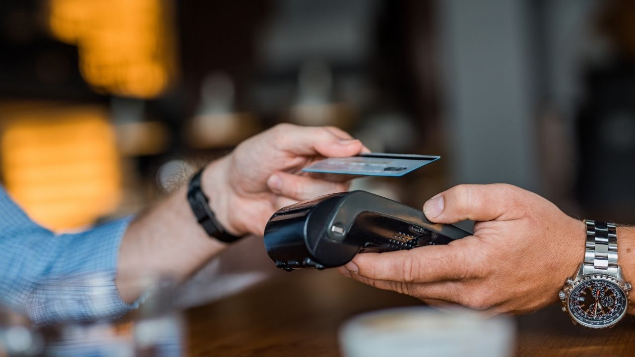 İzmir’de ortalama her yetişkinin üzerinde 100 bin lira borç var!