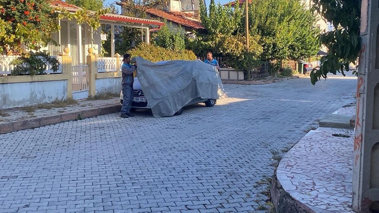 Temizlik çalışmalarında araçlara brandalı önlem