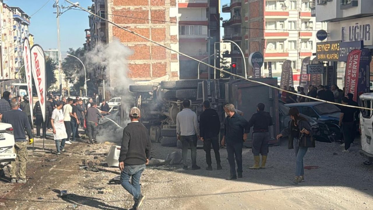 Malatya’da freni boşalan kamyon 15 araca çarptı!