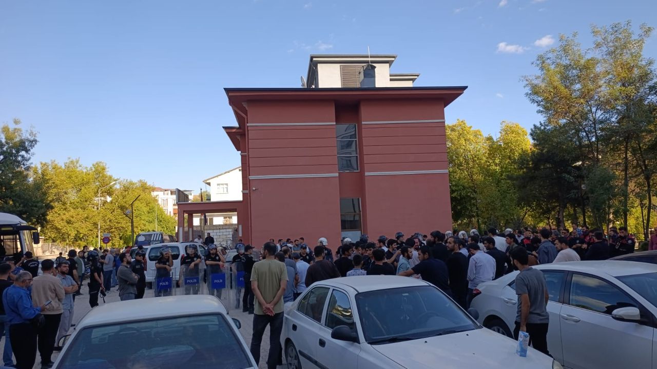 Elazığ’da izinsiz yürüyüşe polis müdahalesi