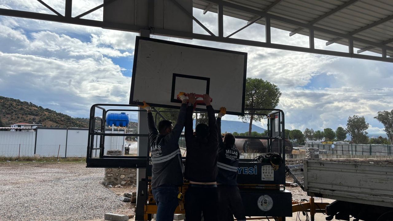 Milas Belediyesi basketbol potalarının kurulumlarına başladı