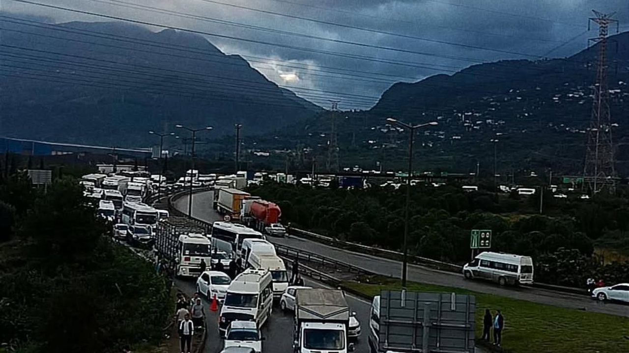 Payas-Adana otoyolu’nda sel alarmı: Trafik tek yönden sağlanıyor