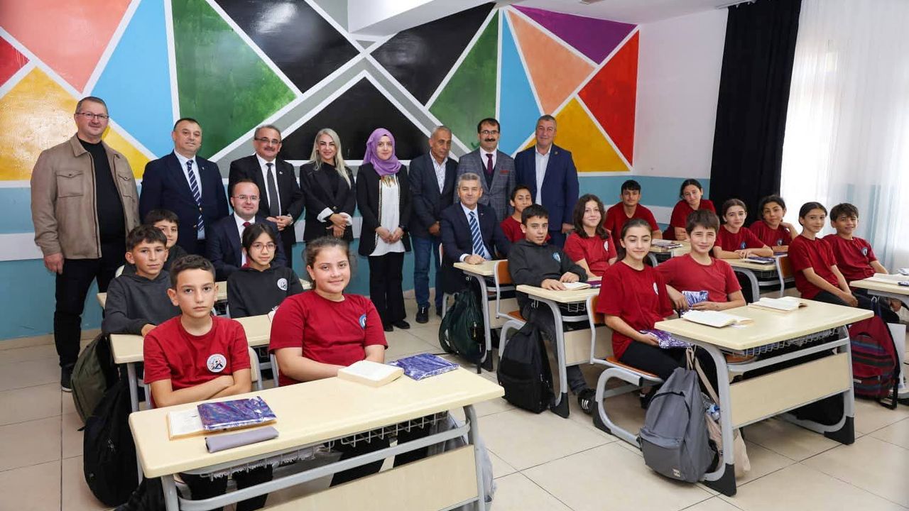 Öğrenciler tulumla karşıladıkları Vali Ergün’den halı saha istediler