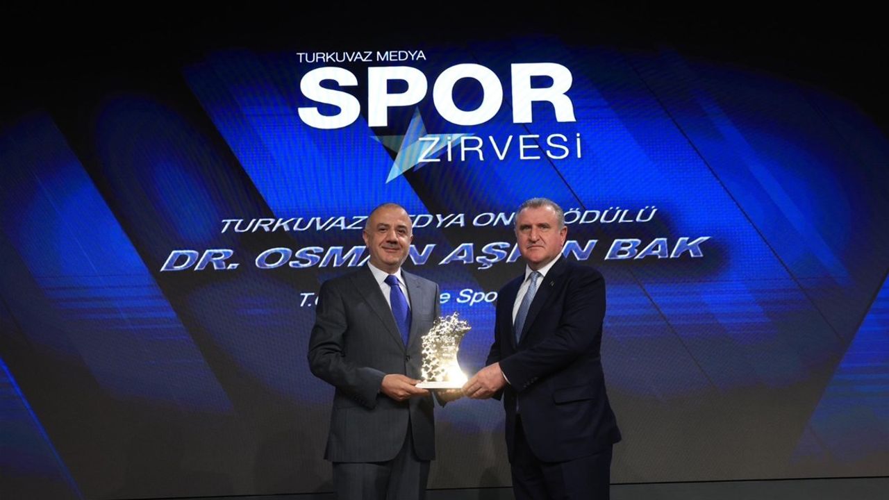 Osman Aşkın BAK’a Spor Hizmet Onur Ödülü