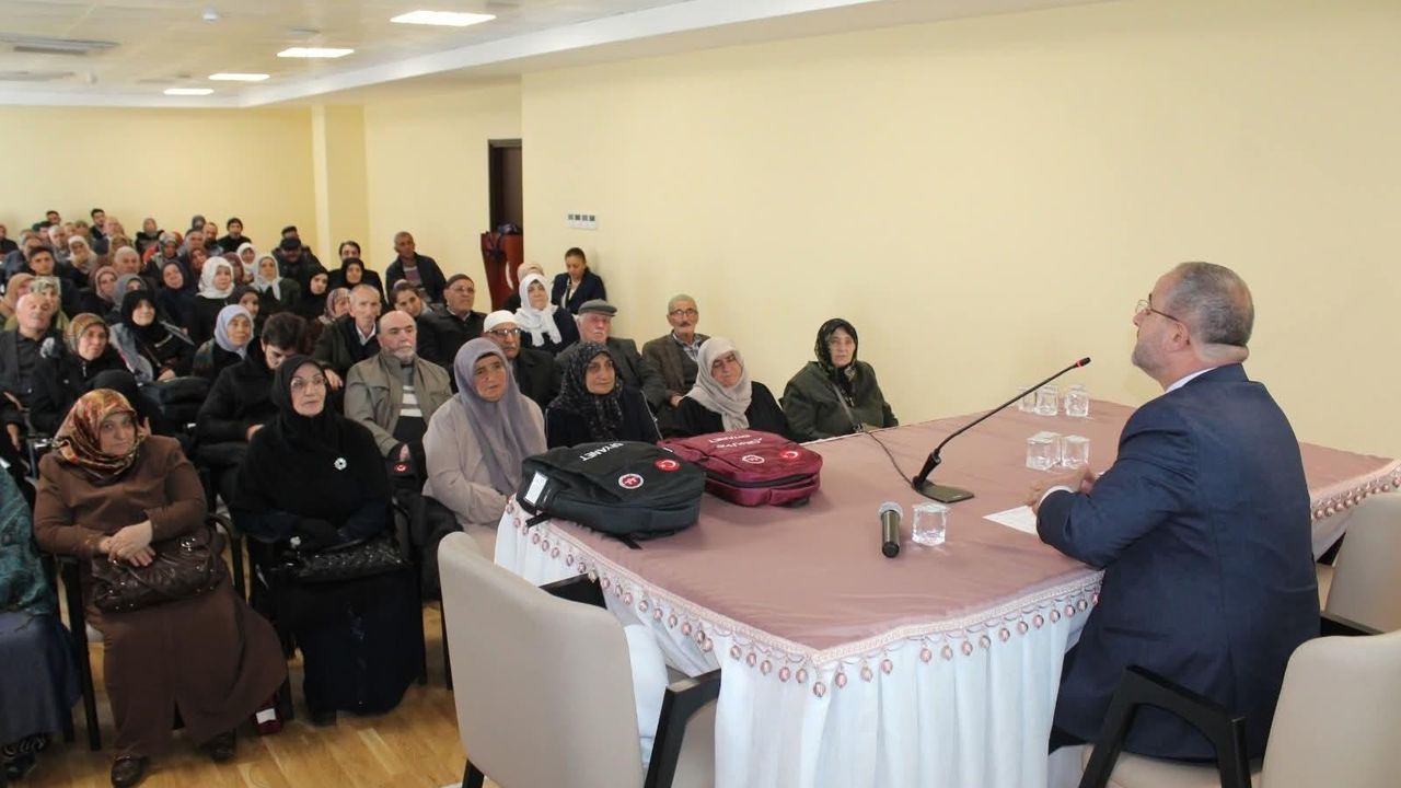 Kars’tan direkt uçuşlu Umre yolcularına bilgilendirme semineri düzenlendi