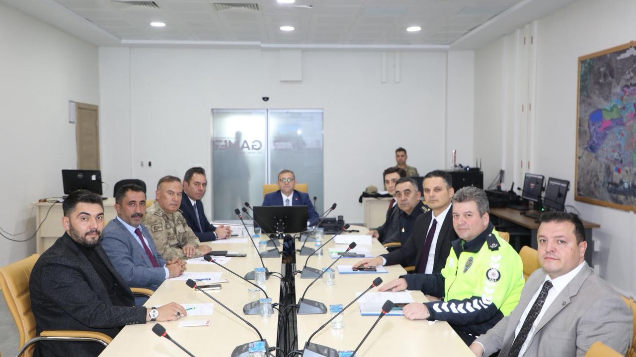 Kars’ta karayolları trafik levhalarının sadeleştirilmesi için toplantı düzenlendi