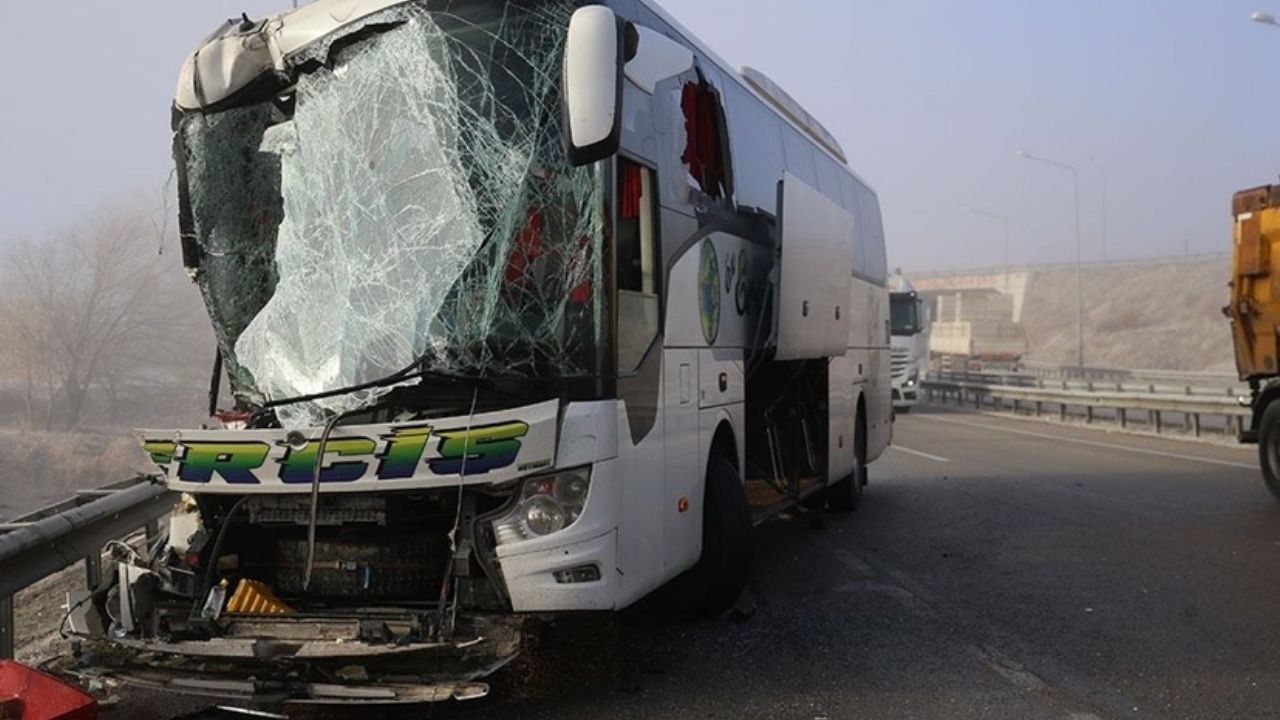 Erzurum’da yolcu otobüsü ile tır çarpıştı: 11 yaralı