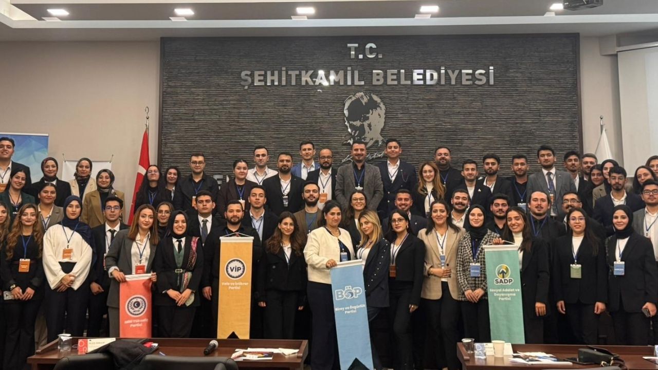 Gençler Gaziantep’te meclis koltuklarına oturdu