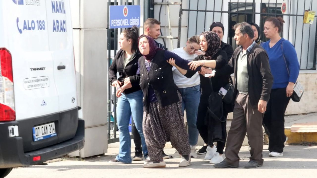 Antalya’da feci kaza: Annenin ve kızlarının feryadı yürek burktu