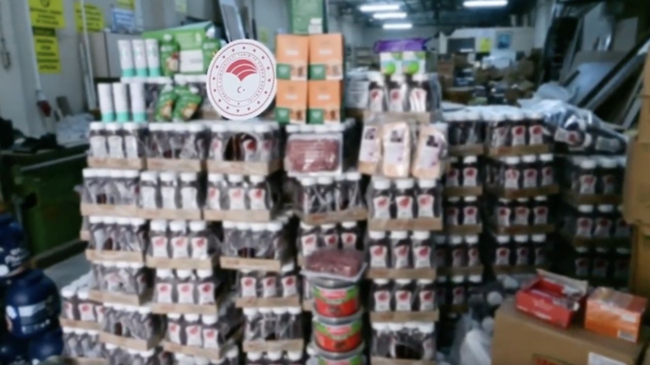İzmir’de 30 ton son kullanım tarihi geçmiş gıda ele geçirildi