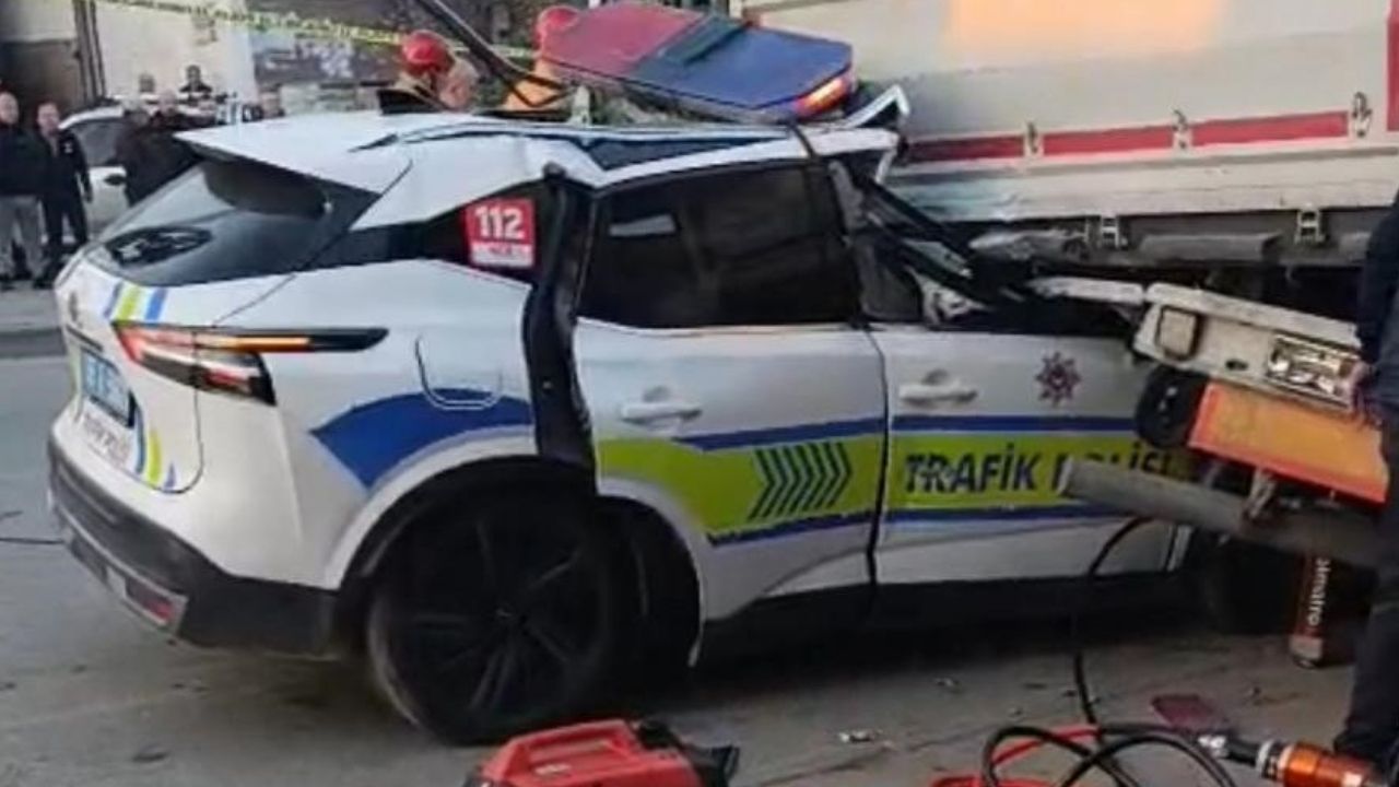 Manisa’da ekip aracı tıra çarptı: 1 polis şehit oldu