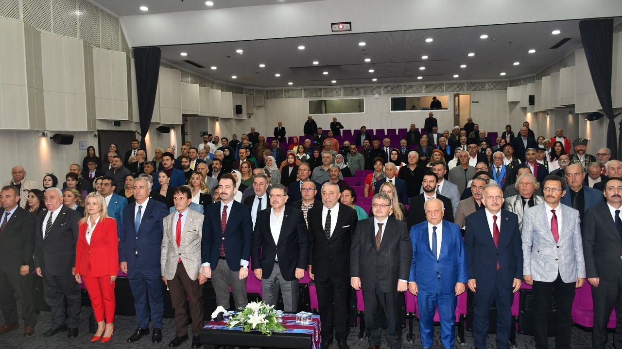 Trabzon’da başarılı gazeteciler ödüllerini ve plaketlerini aldılar