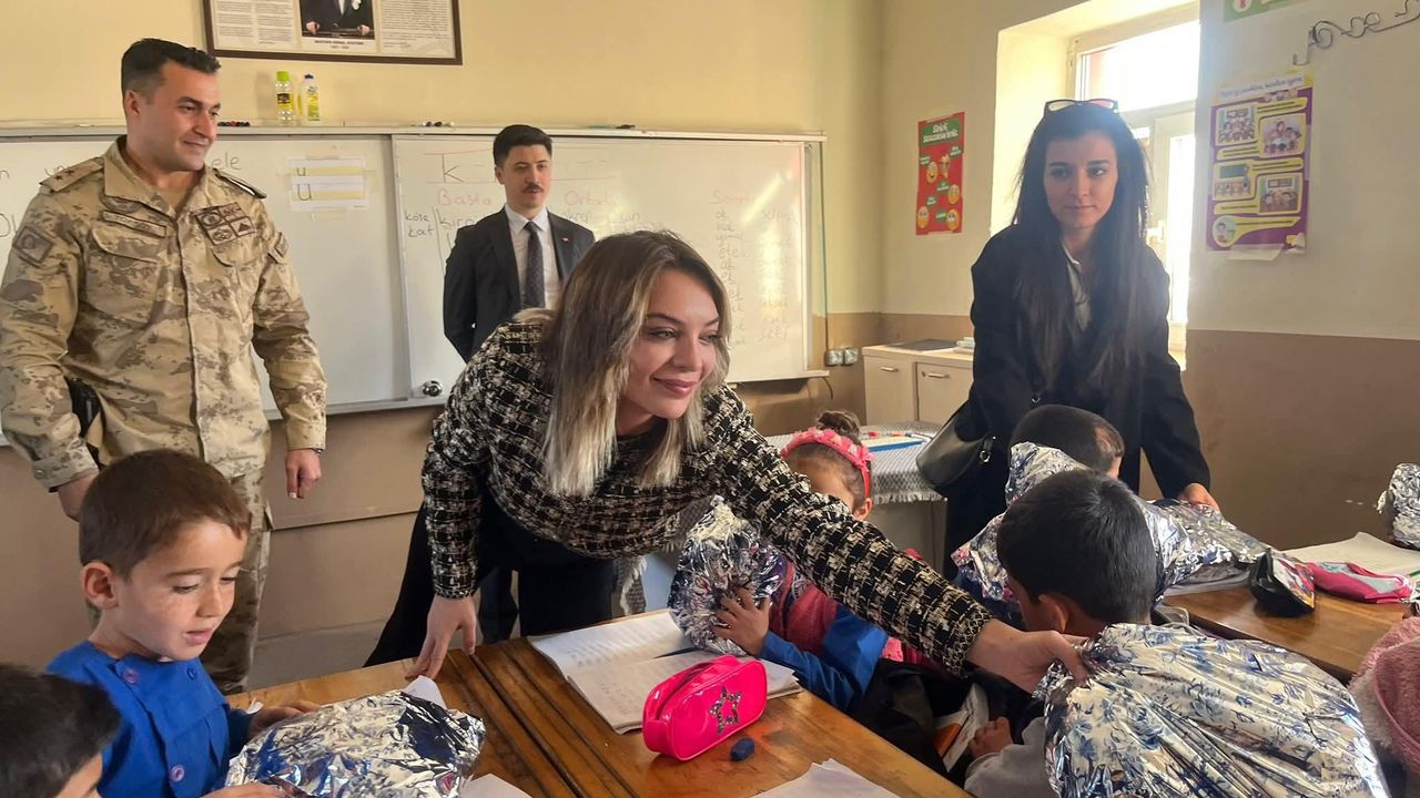 Cumhuriyet Savcısı Kılınç ve Psikolog Uyan’ın ördükleri atkılar, minik öğrencilerin içini ısıttı