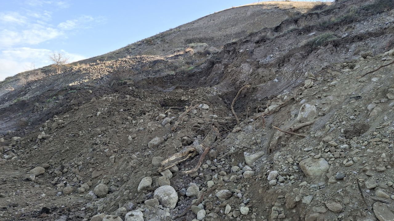 Beypazarı Adaören Mahallesi yolunda toprak kayması