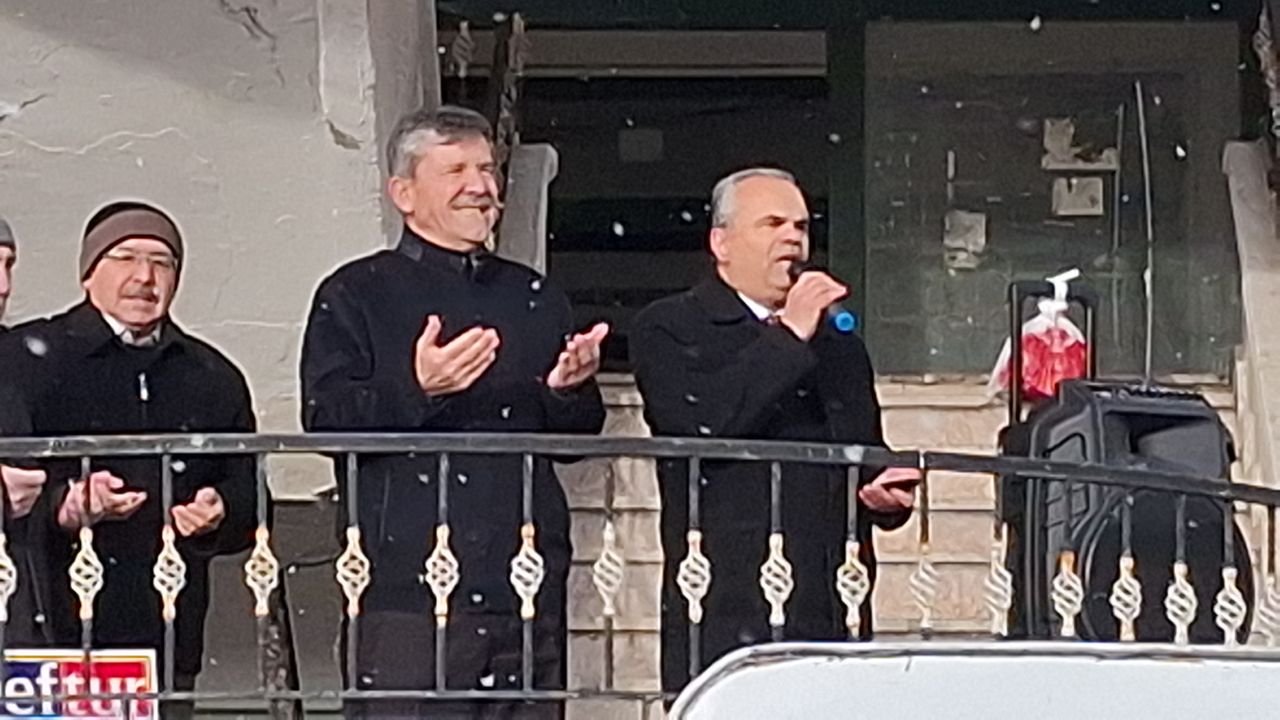 Beypazarı’ndan Umre yolculuğuna gidenle dualarla uğurlandı