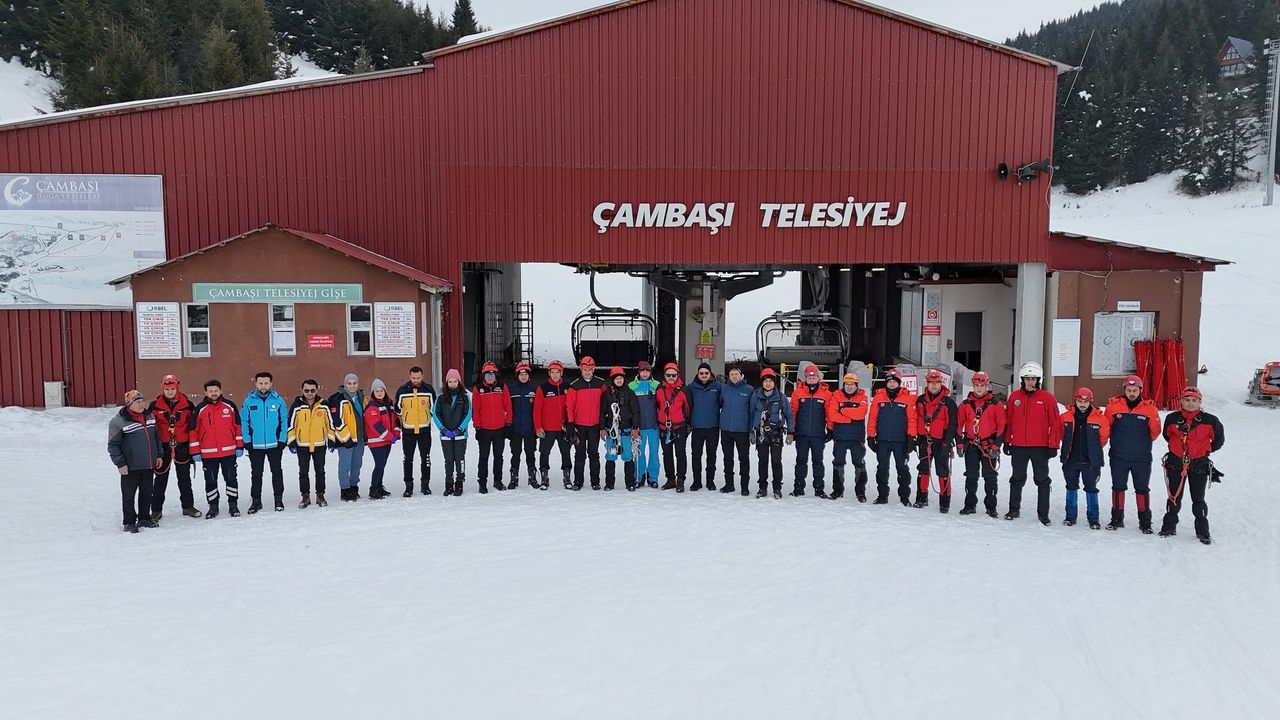 Zirvede hayat kurtaran tatbikat