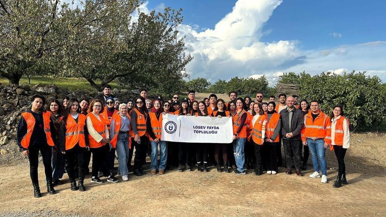 ADÜ öğrencileri LÖSEV için mandalina hasadı yaptı