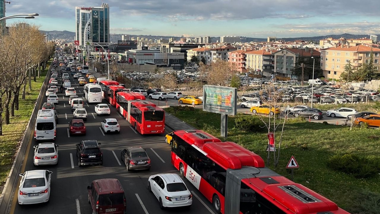 Ankara’da artan araç sayısı trafiğe 22 dakikalık yük getirdi