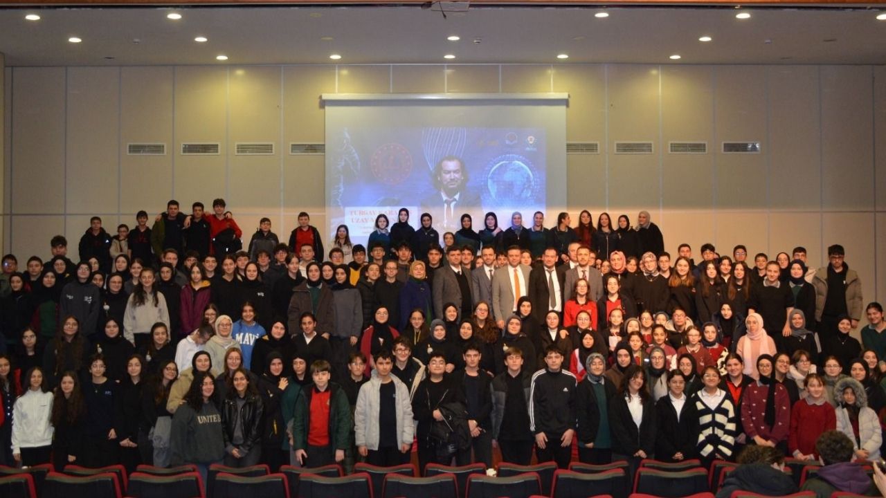 Türkiye’nin ilk serebral palsili uzay mühendisi Turgay Karakaş Rize’de öğrencilerle buluştu