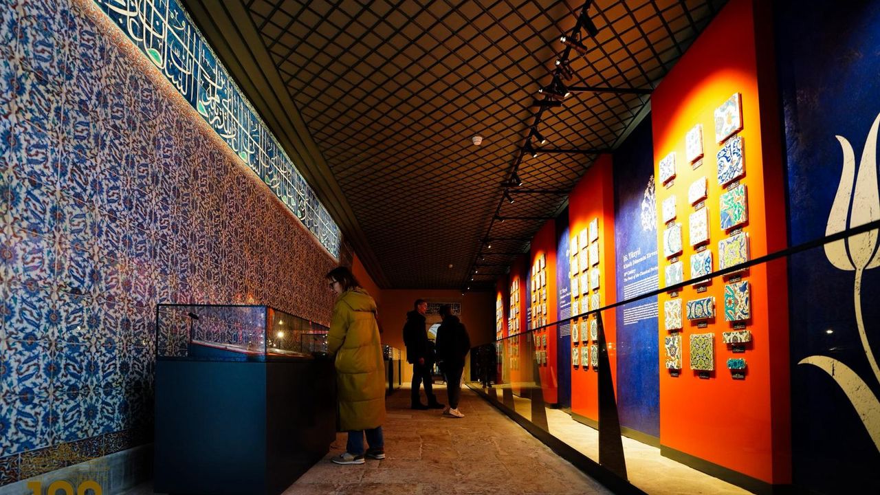 Topkapı Sarayı’ndaki Tarihi Mabeyn Yolu Çini Sanat Galerisi olarak açıldı