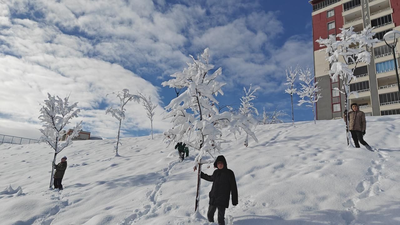 Kar yağışı nedeniyle bazı illerde okullar tatil edildi