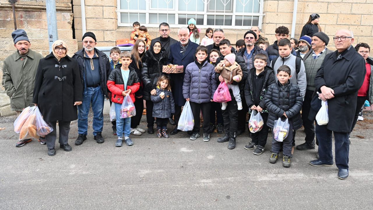 Başdeğirmen çifti, kandil geleneğinde çocukları sevindirdi
