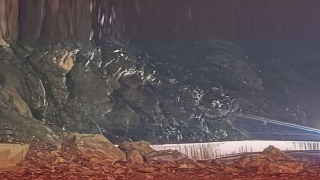 Hakkari–Van karayolu heyelan nedeniyle ulaşıma kapandı