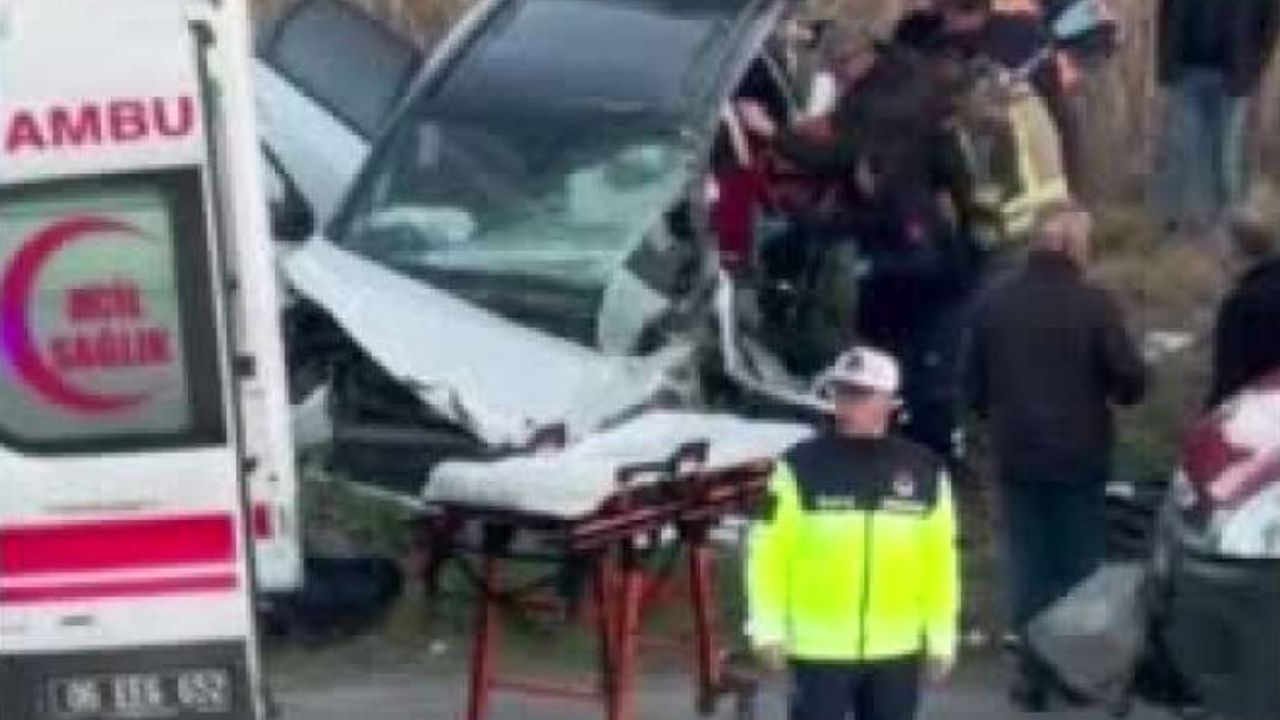 Polatlı-Konya yolunda otomobil ile kamyon çarpıştı: 1 ölü, 5 yaralı