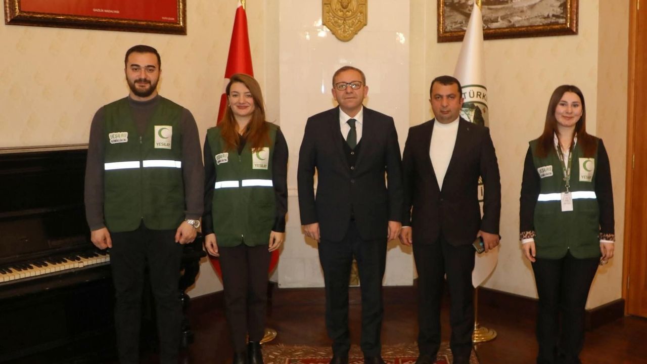 Kars Valisi Ziya Polat, “Kars Yeşilay Şubesini ve tüm ekibi kutluyorum”