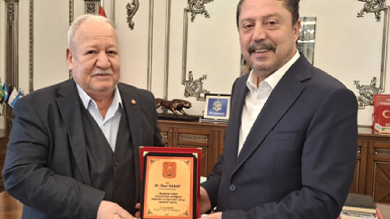 Beypazarı Muharip Gaziler Derneğinden belediye başkanına plaket