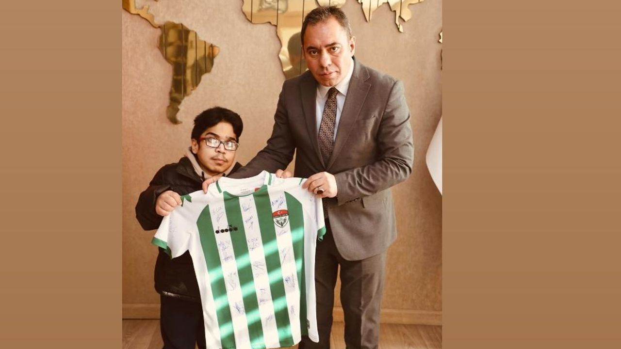 Kars Belediye Başkanı Prof. Dr. Ötüken Senger’den Kars Spor sevdalısı Ahmet Can’a doğum günü sürprizi!