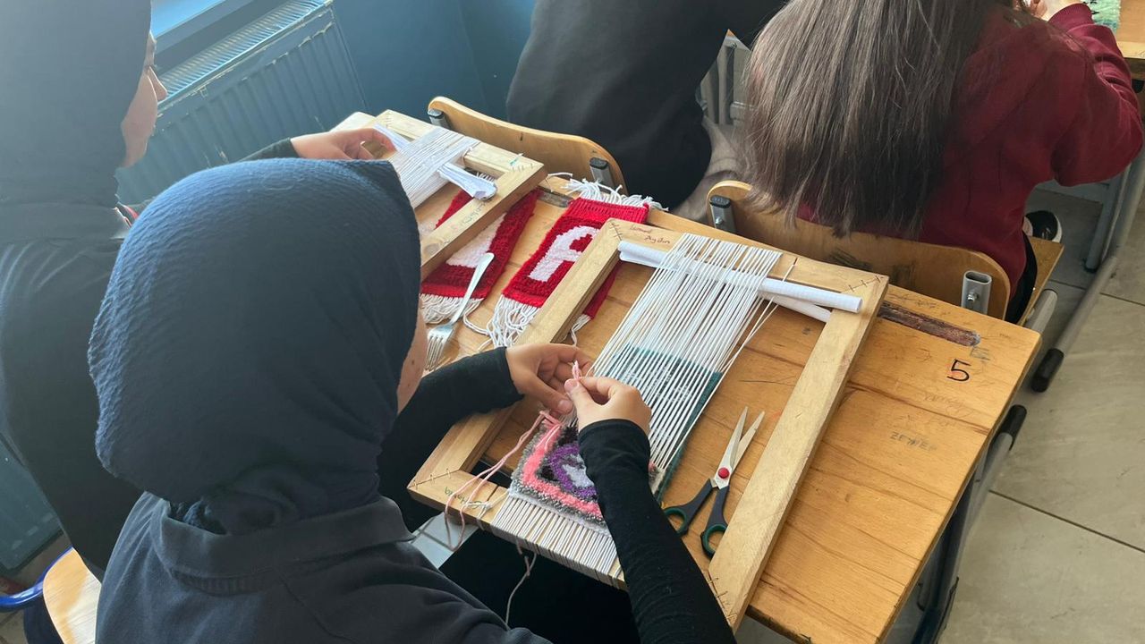 “Kars’ta Liseliler Unutulan Halı Dokuma Sanatını İlmek İlmek Geleceğe Taşıyor”
