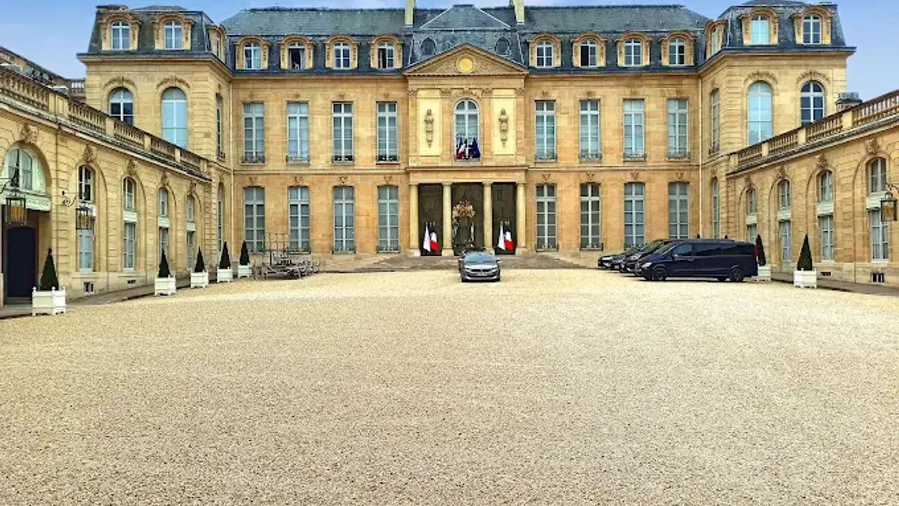 Fransa’da bu kez Elysee Sarayı’nda hırsızlık: Gümüş eşyalardan sorumlu görevli tutuklandı