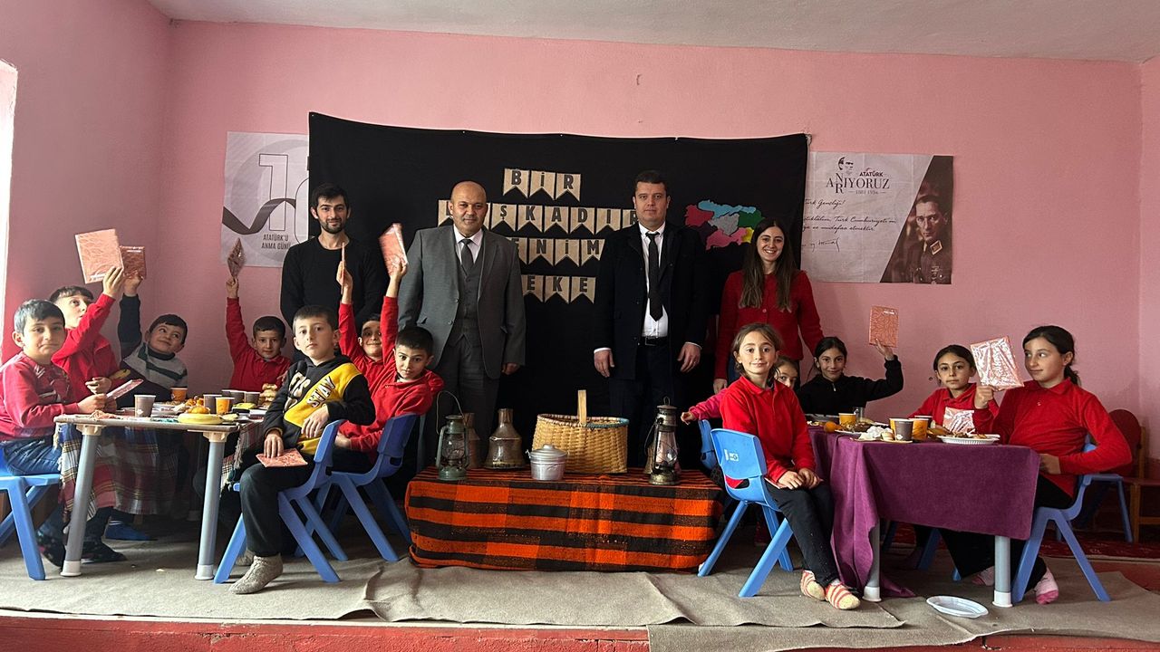Ardanuç’un tek köy ilkokulunda “”Tutum, Yatırım ve Türk Malları Haftası” heyecanı