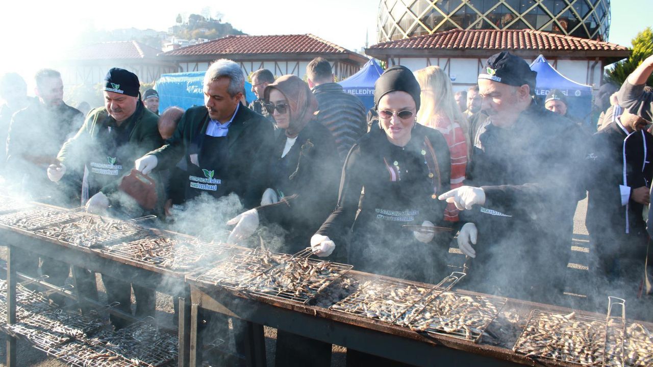 Rize’de düzenlenen “8. Hamsi Festivali”nde katılımcılara 2 ton 53 kilo hamsi ikram edildi