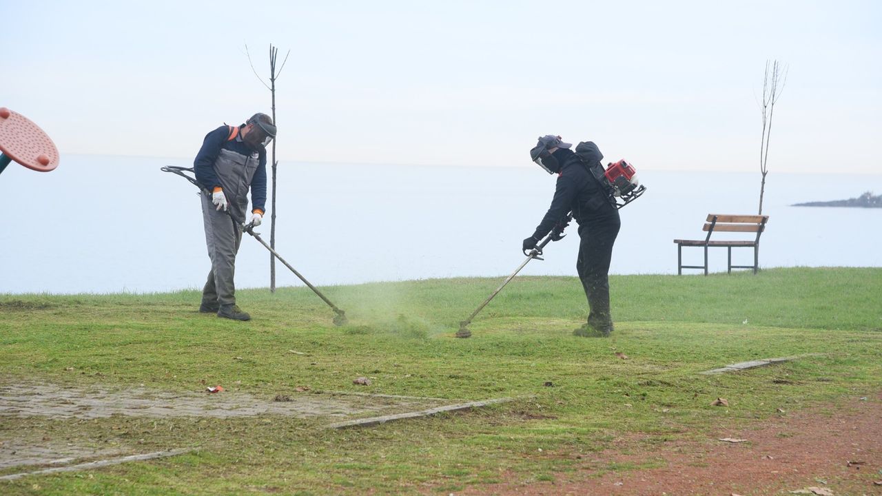 Giresun Belediyesi sahil bandında bakım onarım yapıyor
