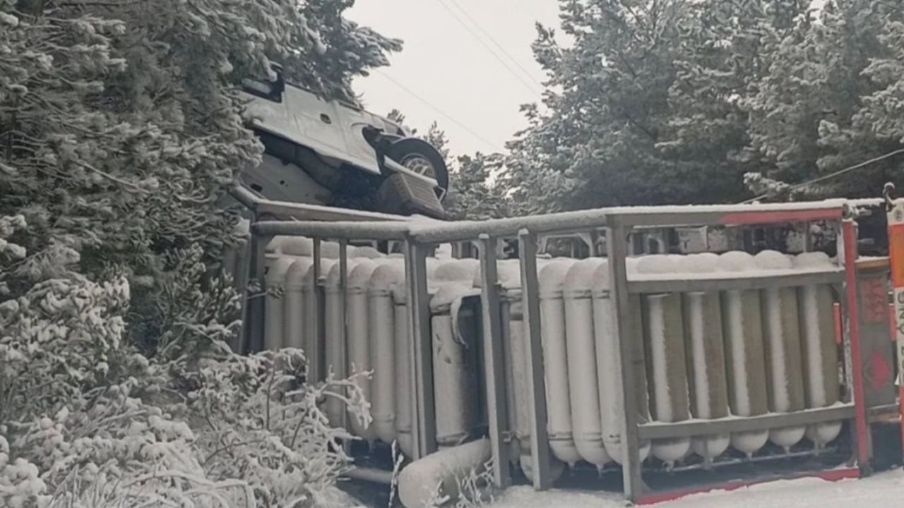 Kastamonu Bozkurt’ta doğal gaz tüpleri taşıyan tır devrildi