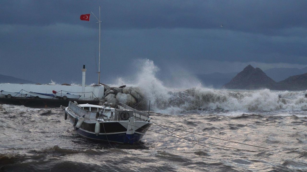 Kaş’ta şiddetli fırtına etkili oldu: Ağaçlar devrildi, okul çatısı zarar gördü