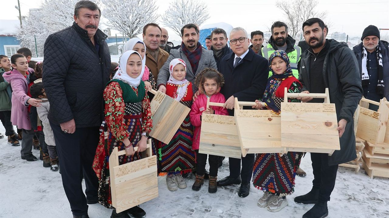 Çocuklara el yapımı geleneksel tahta kızak hediye edildi