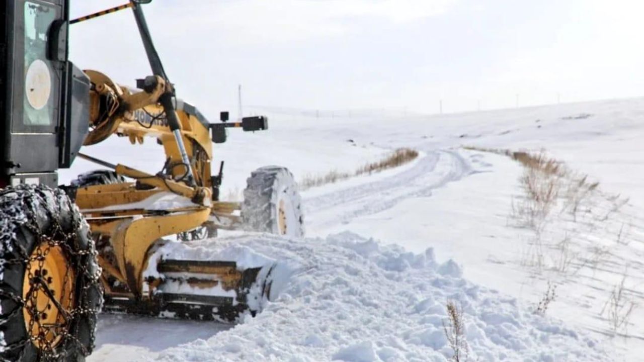 Kars’ta kar kaplanlarının yoğun kar mesaisinde köy yolları açıldı