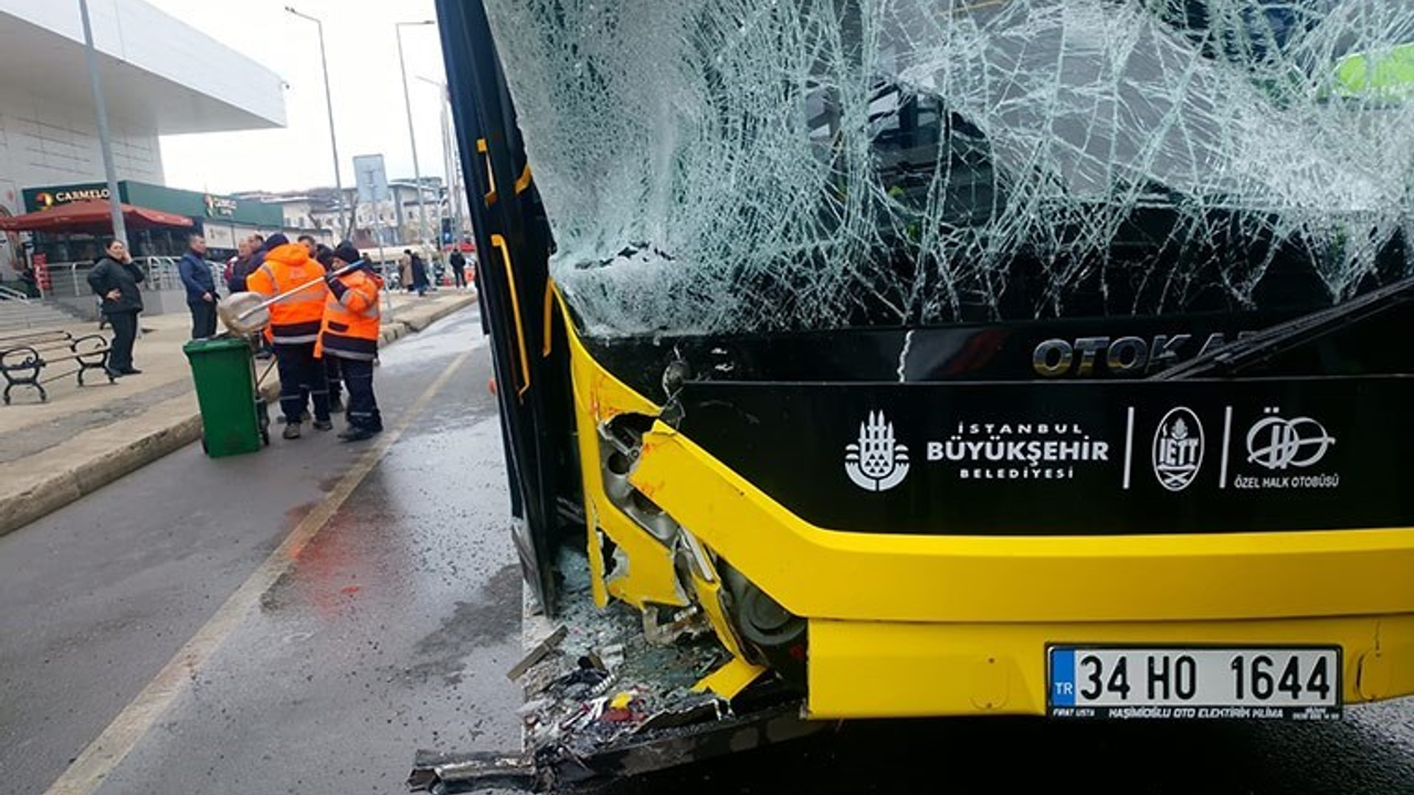 Sancaktepe’de 5 aracın karıştığı zincirleme kazada 5 kişi yaralandı