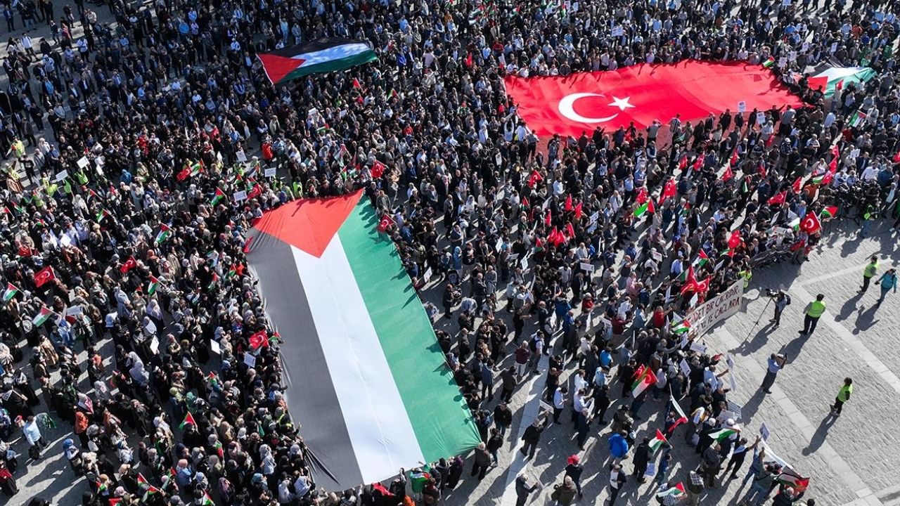 İstanbul’da Filistin’e destek yürüyüşü için vatandaşlar Galata Köprüsü’nde buluşuyor