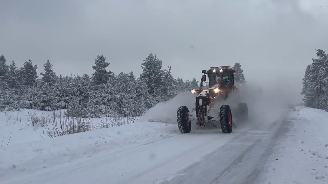 Yoğun kar ulaşımı etkiledi