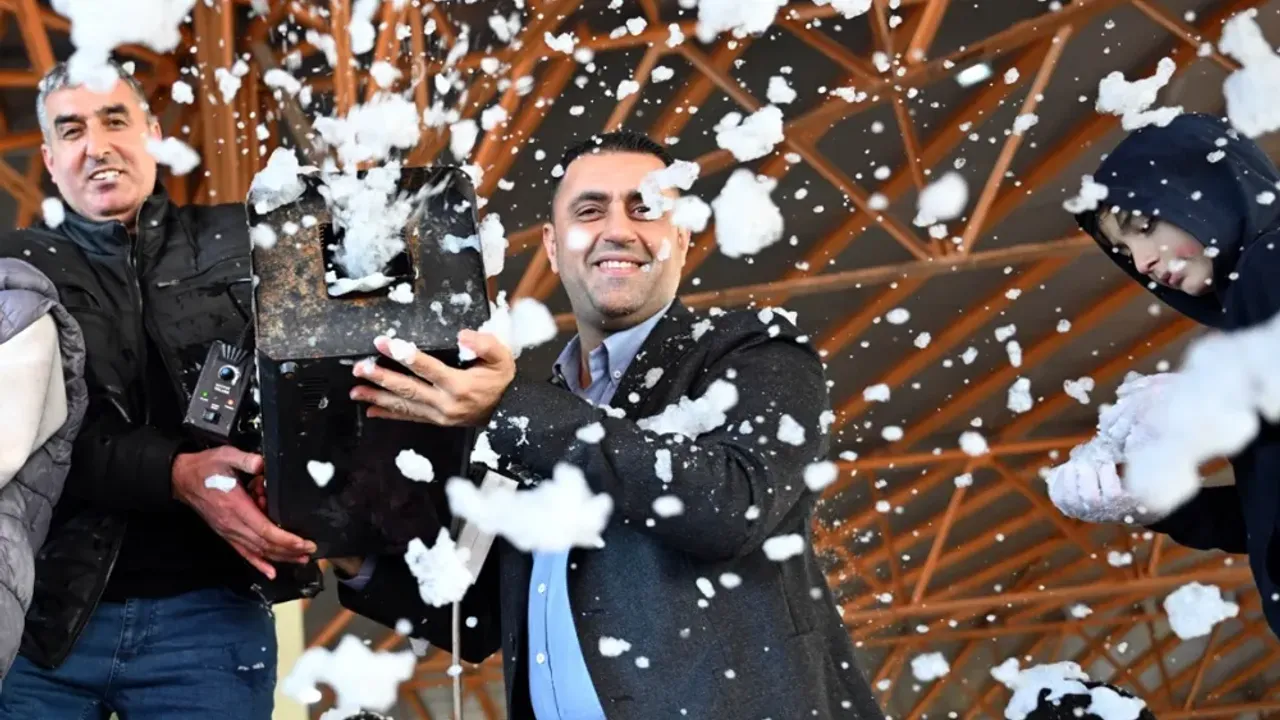 Çukurova Belediye Başkanı Kozay, çocuklar için Toroslardan kar getirtti