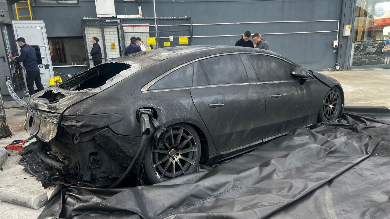Lüks otomobil şarj istasyonunda alev aldı