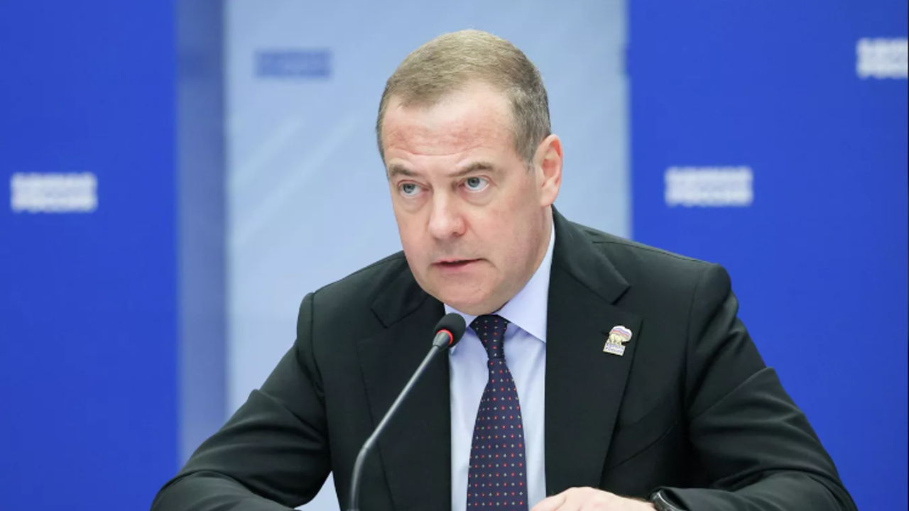 Medvedev: Grönland referandumla Rusya’ya katılabilir